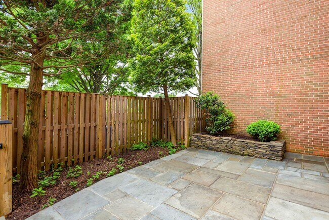 Building Photo - 2 Bed 2 Bath - Bethesda Condo - Large Outd...