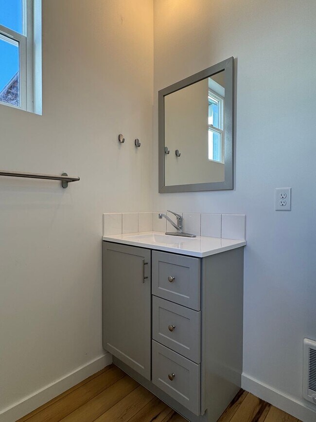 Building Photo - 4BR/3BA with Soaring Ceilings & Large Windows