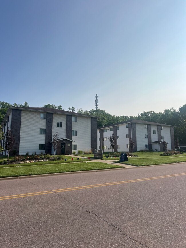 Building Photo - Amazing updates on this 3 bedroom apartmen...