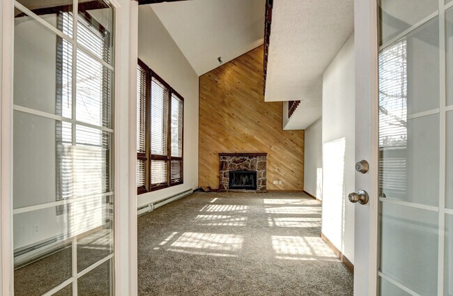 Building Photo - Unique, Rustic, and Spacious Living! Walk ...