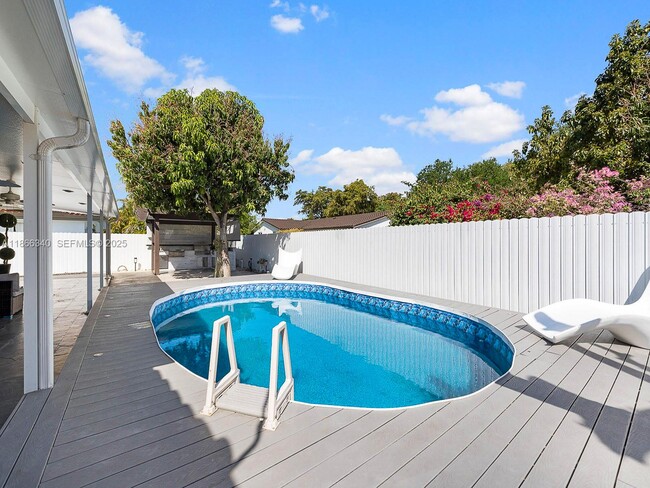 Building Photo - 6951 Miami Lakeway S