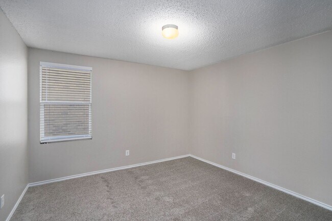 Building Photo - Beautifully Crafted 4-2-2 in Fort Worth!