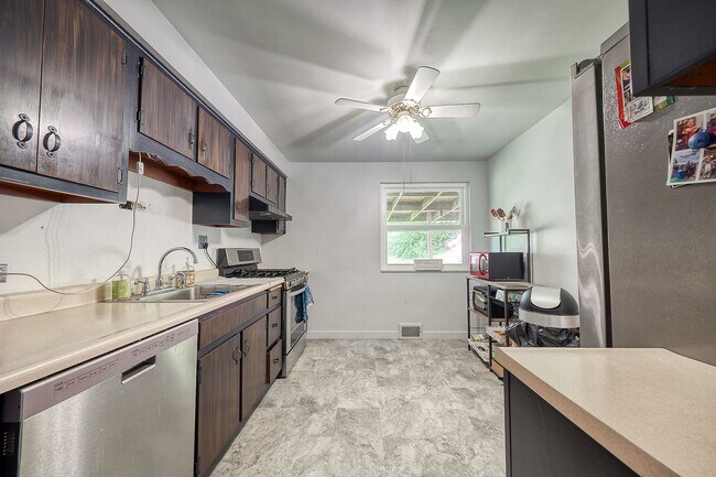 Building Photo - PRIME LOCATION Beautiful Home 1 Mile from ...