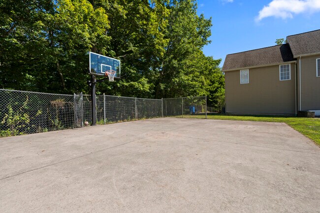 Building Photo - 802 Evergreen Ave