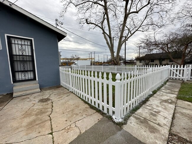 Building Photo - 2 Bedroom 1 Bath House