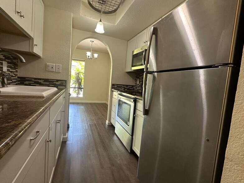 Building Photo - 2422 Larkspur Ln