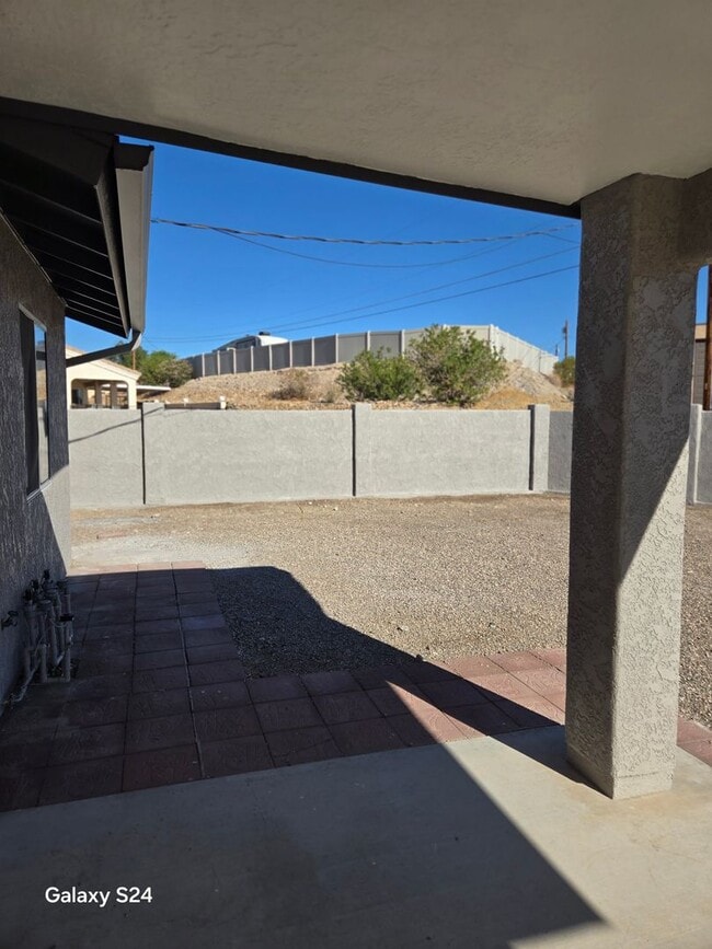 Building Photo - Newly Reduced Rent 3 Bedroom, 2 Bath, 2 Car Garage