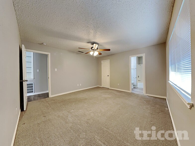 Building Photo - 2214 Townhall Ln