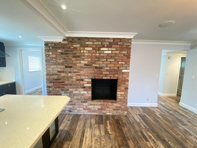 Building Photo - Gorgeous 3 bedroom 2 bath single family ho...