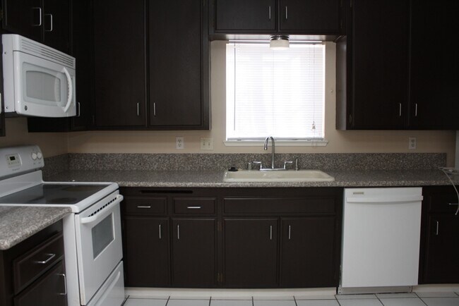 Building Photo - Superb Dual Master Townhome!