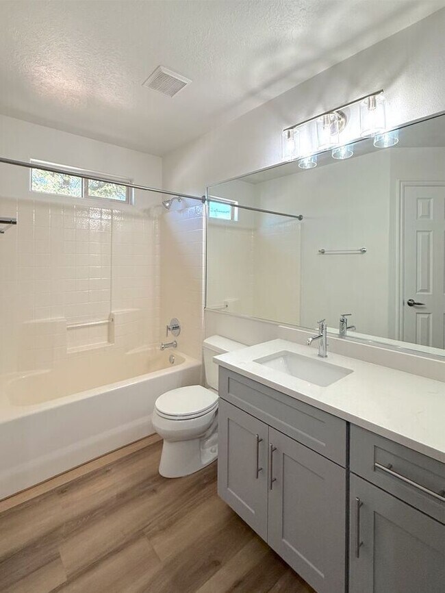 Building Photo - 3 bed, 2 bath home with 2 car garage