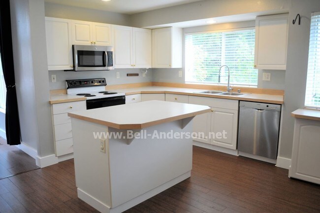 Building Photo - APPLICATION PENDING View Ridge Home with Thr