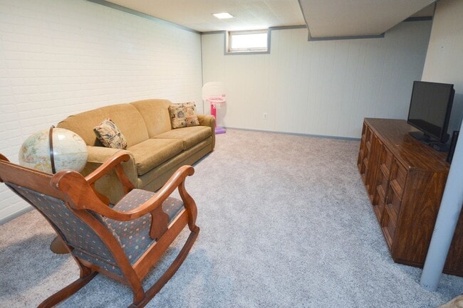 Building Photo - Beautifully updated home in desirable Coun...