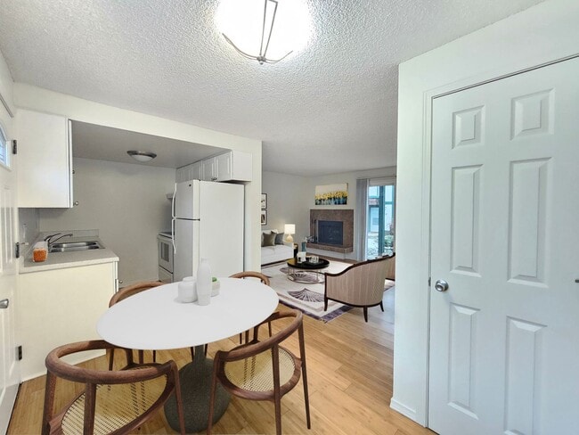 Building Photo - $1,195 - 1 Bed / 1 Bath Spacious Two-Story...
