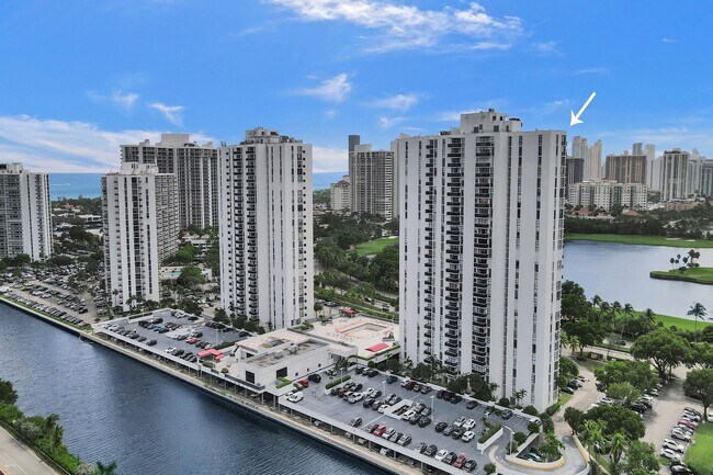 Building Photo - 3625 N Country Club Dr