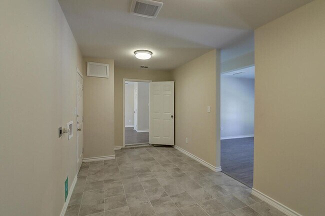 Building Photo - 1106 Bradshaw Dr