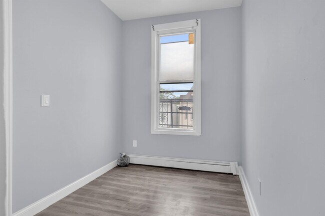 Building Photo - 149 Bowers St
