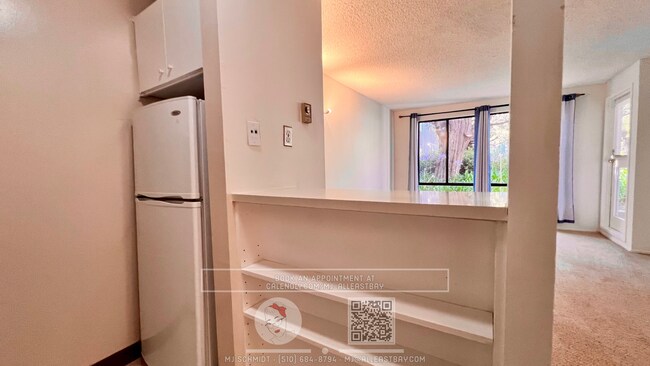 Building Photo - Bright Studio with courtyard view, include...