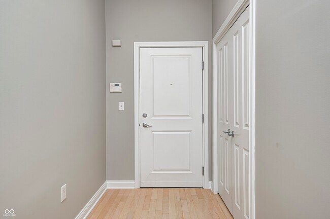 Building Photo - 350 N Meridian St