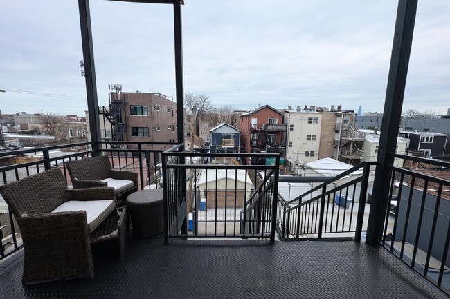 Building Photo - 1535 N Maplewood Ave