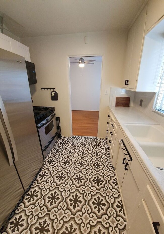Building Photo - Charming 1 Bedroom in Kensington