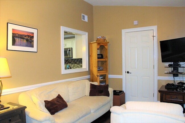 Building Photo - Classy Townhome In The Heart of Martinez-