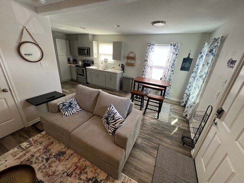 Living - 110 N Burr St