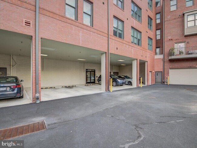 Building Photo - 1107 S Walter Reed Dr