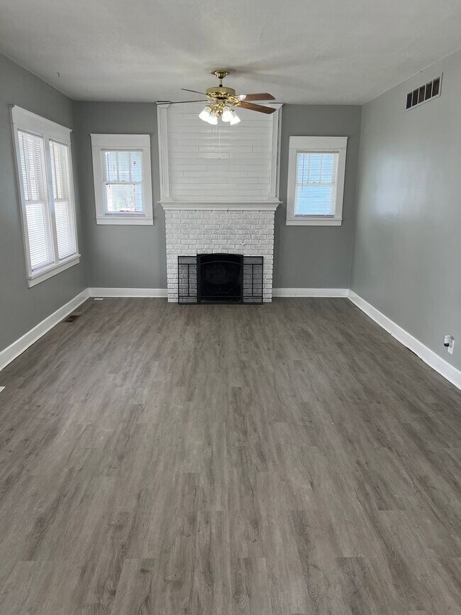 Building Photo - Charming 3-Bedroom/ 1 Bathroom house located in the heart of Topeka