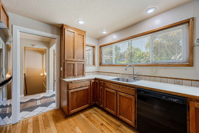 Building Photo - Five-bedroom in Kent, Scenic Hill Neighbor...