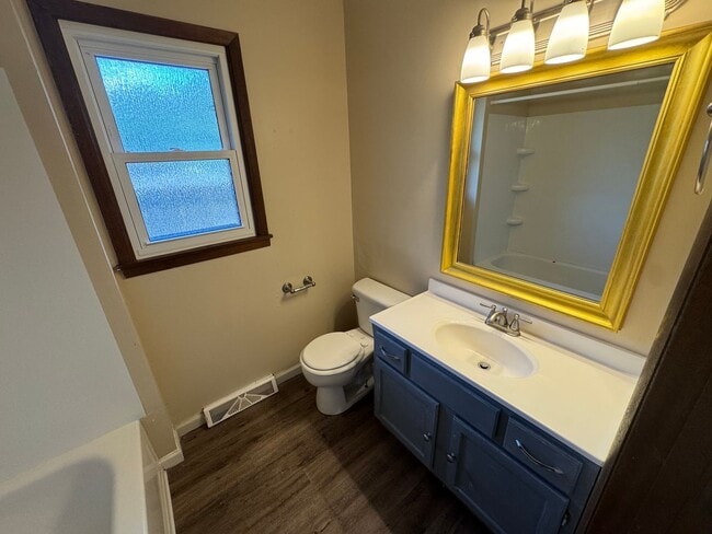 Building Photo - 3 bedroom 2 bath Springfield Home located ...