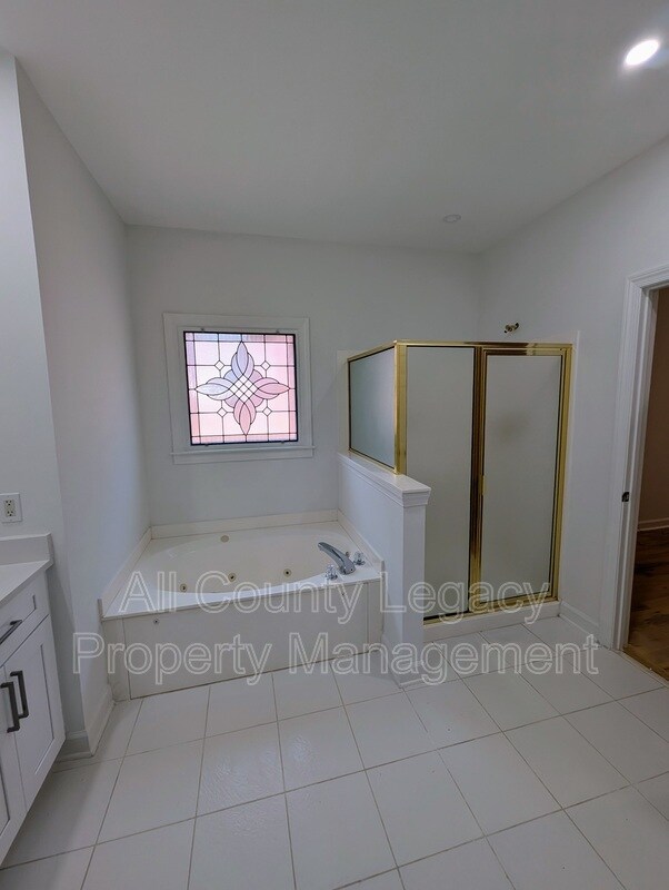 Building Photo - 2140 Glenhurst Dr