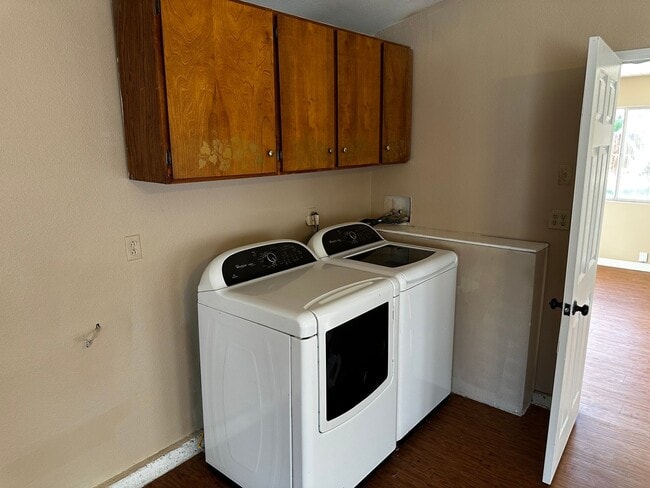 Building Photo - Riverside Home For Rent- 3 bedrooms!