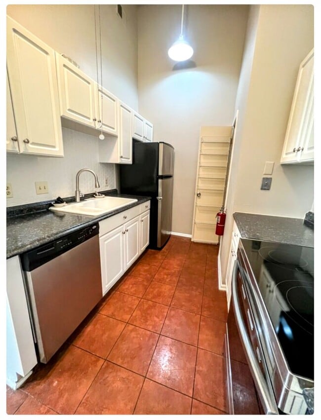 KITCHEN - 333 Julia St