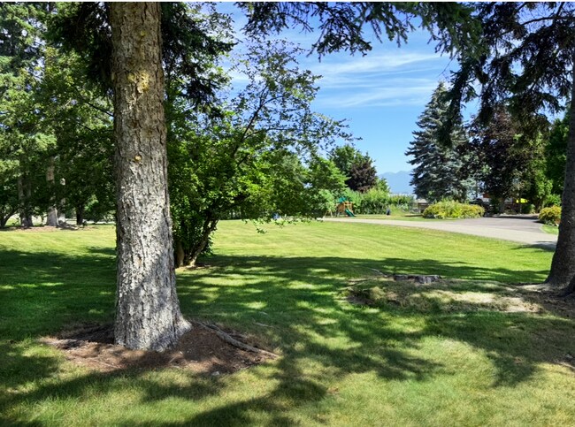 Building Photo - Beautiful Lakeside Home