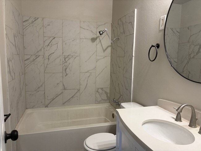 Building Photo - 5406 Lyndhurst Dr