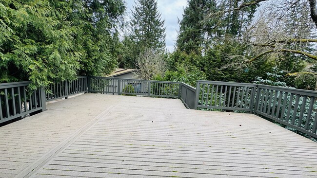 Building Photo - 5Bd/2.5Ba Bellevue House