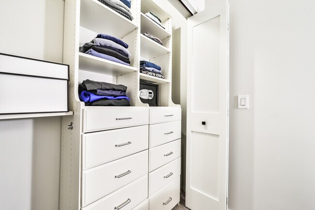 Building Photo - 6 S Laflin St