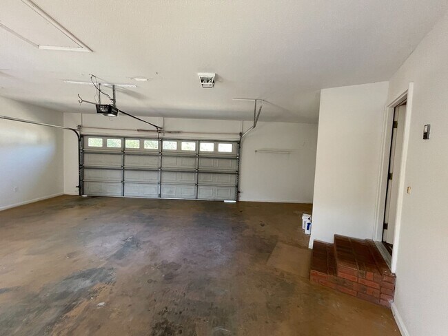 Building Photo - 25 Spearhead Dr