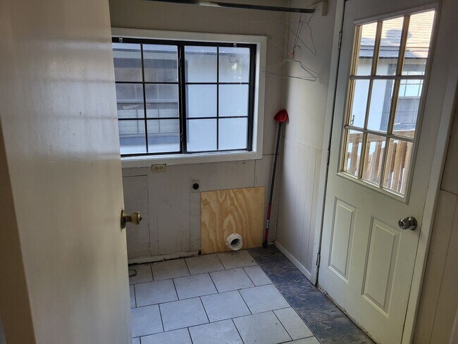 Building Photo - 614 Highland Ave