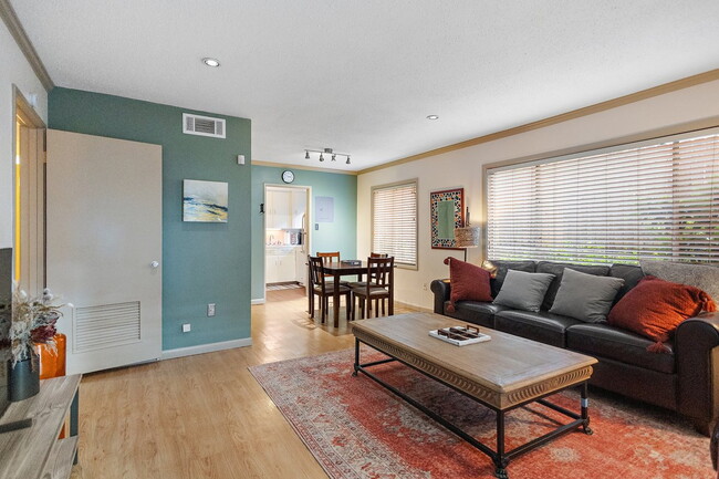 Building Photo - 3 Bed Beauty in Belhaven-FURNISHED