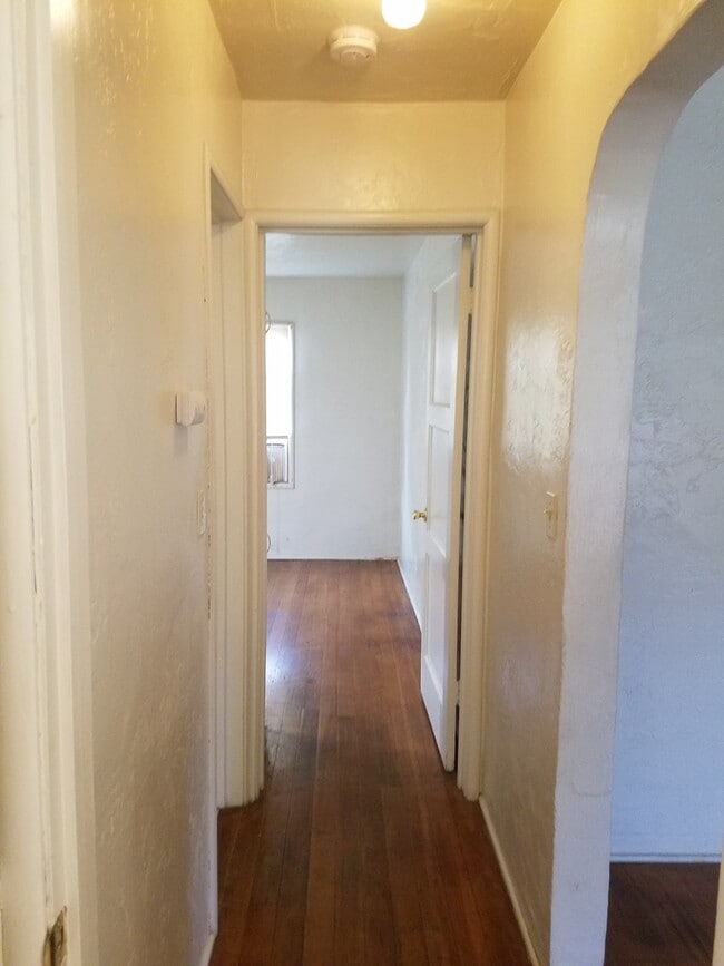 Building Photo - Escalon cute 2 bedroom duplex w/garage
