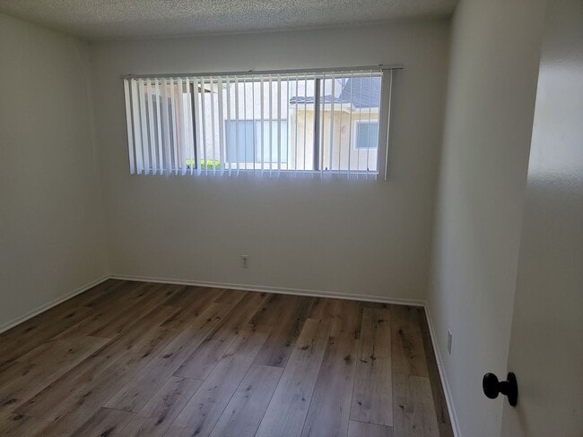 Building Photo - Popular Townhouse - All-Gas Appliances
