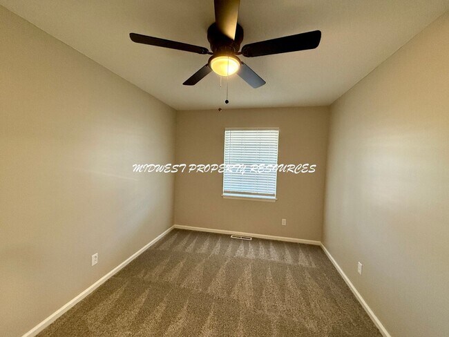 Building Photo - Stunning townhome w/ outdoor Maintenance provided