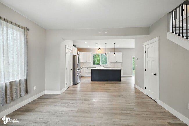 Building Photo - Charming & Updated 4BD/2.5BA!