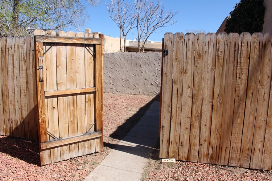 Private Patio - 214 Pine St SE