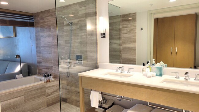 Building Photo - Highly Desirable STUDIO/1-Bath unit Long-T...