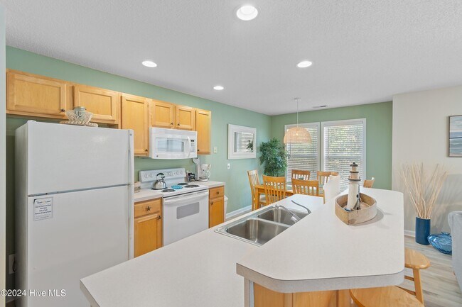 Building Photo - 3350 Club Villas Dr
