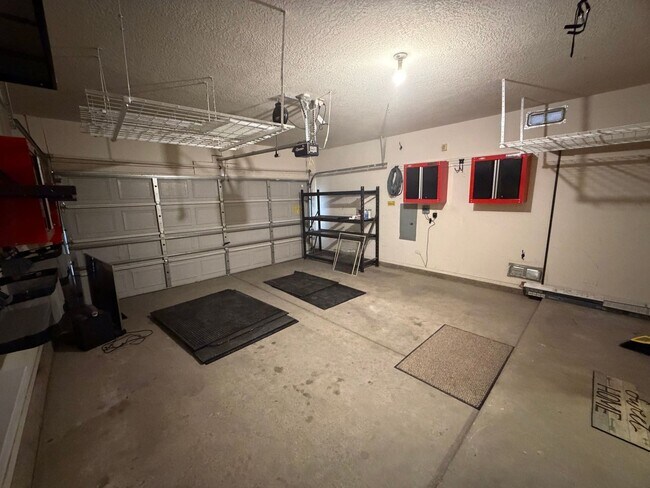 Building Photo - 3-Bedroom House!