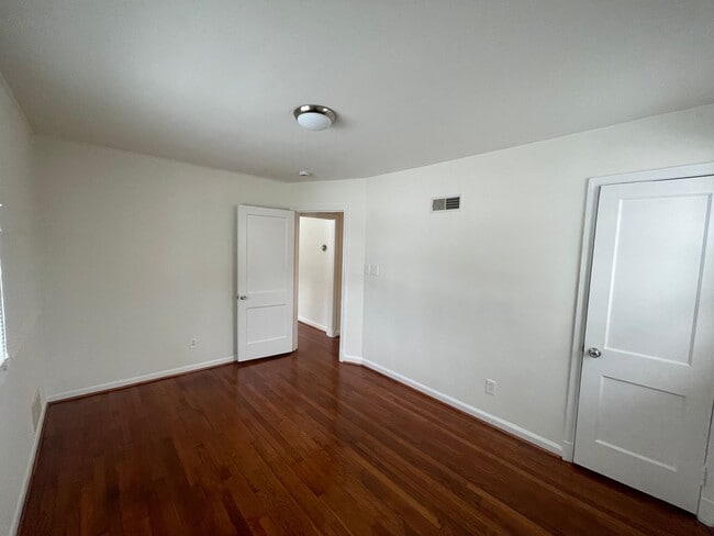 Building Photo - A 2 Bedroom Plus Den 1 Bath Brick Home Just Off Connecticut Ave. in Silver Spring